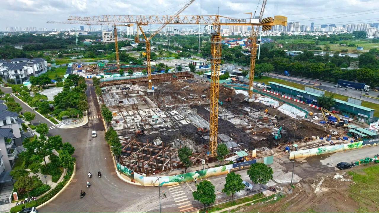 Cần cẩu tháp và hệ khung thép thi công phần hầm dự án Gladia Heights Khang Điền