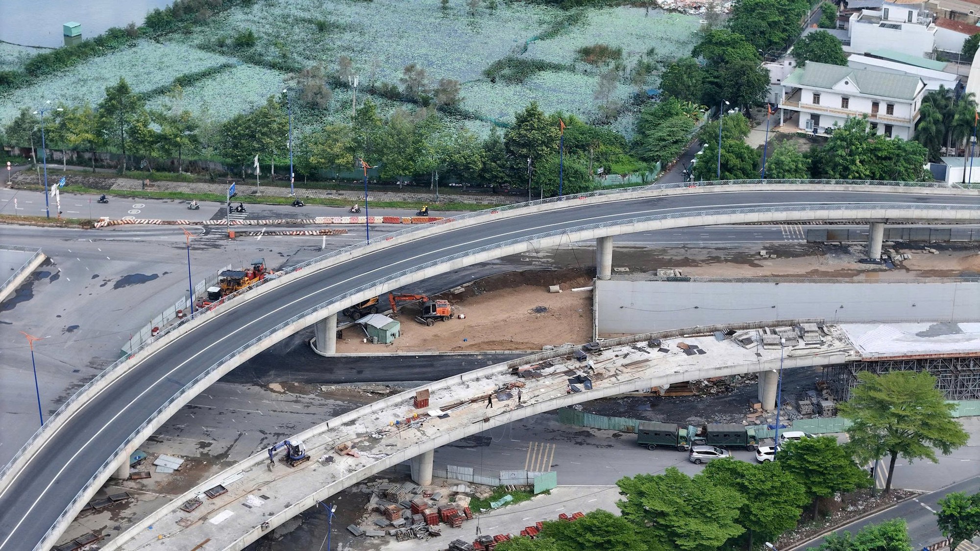 Công trường thi công nhánh cầu vượt tại nút giao An Phú với dầm cầu uốn cong