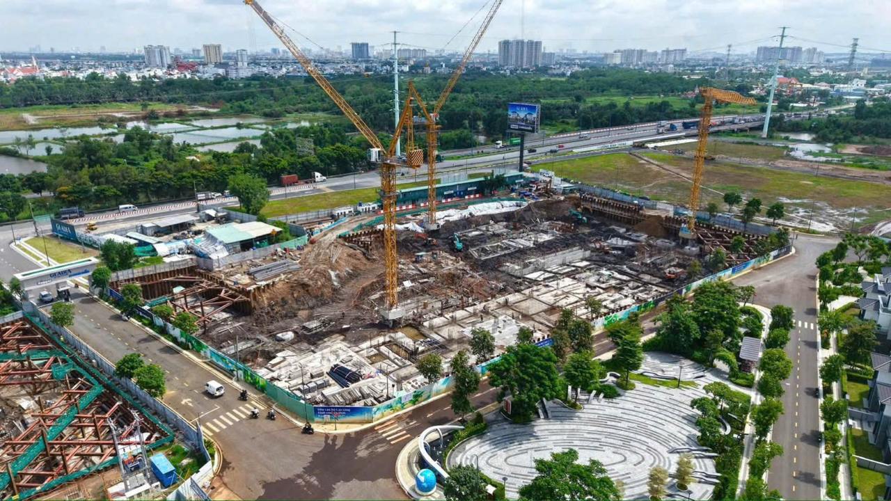 Khu đất thi công Gladia Heights nhìn từ hướng đường lớn, phía xa là skyline thành phố