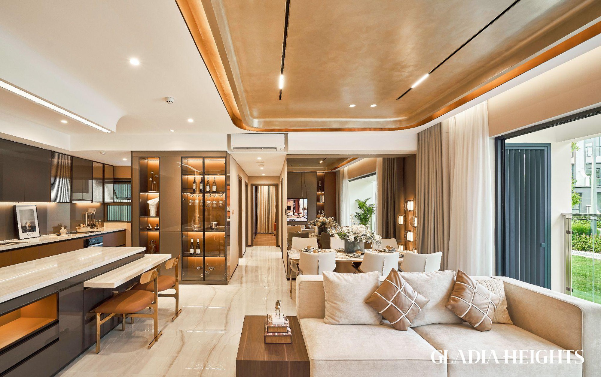 Khu bếp căn hộ mẫu Gladia Heights với tủ bếp nâu trầm và tủ trưng bày kính