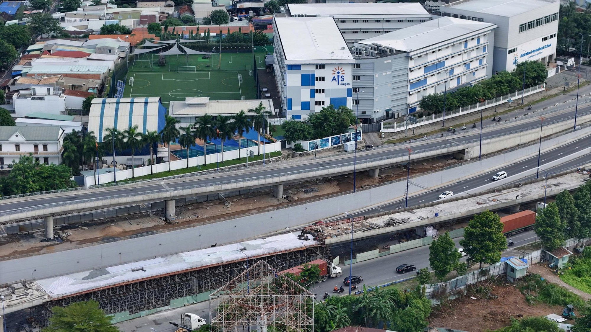 Đoạn cầu vượt nút giao An Phú đang xây dựng cạnh Trường Quốc tế Úc AIS Saigon