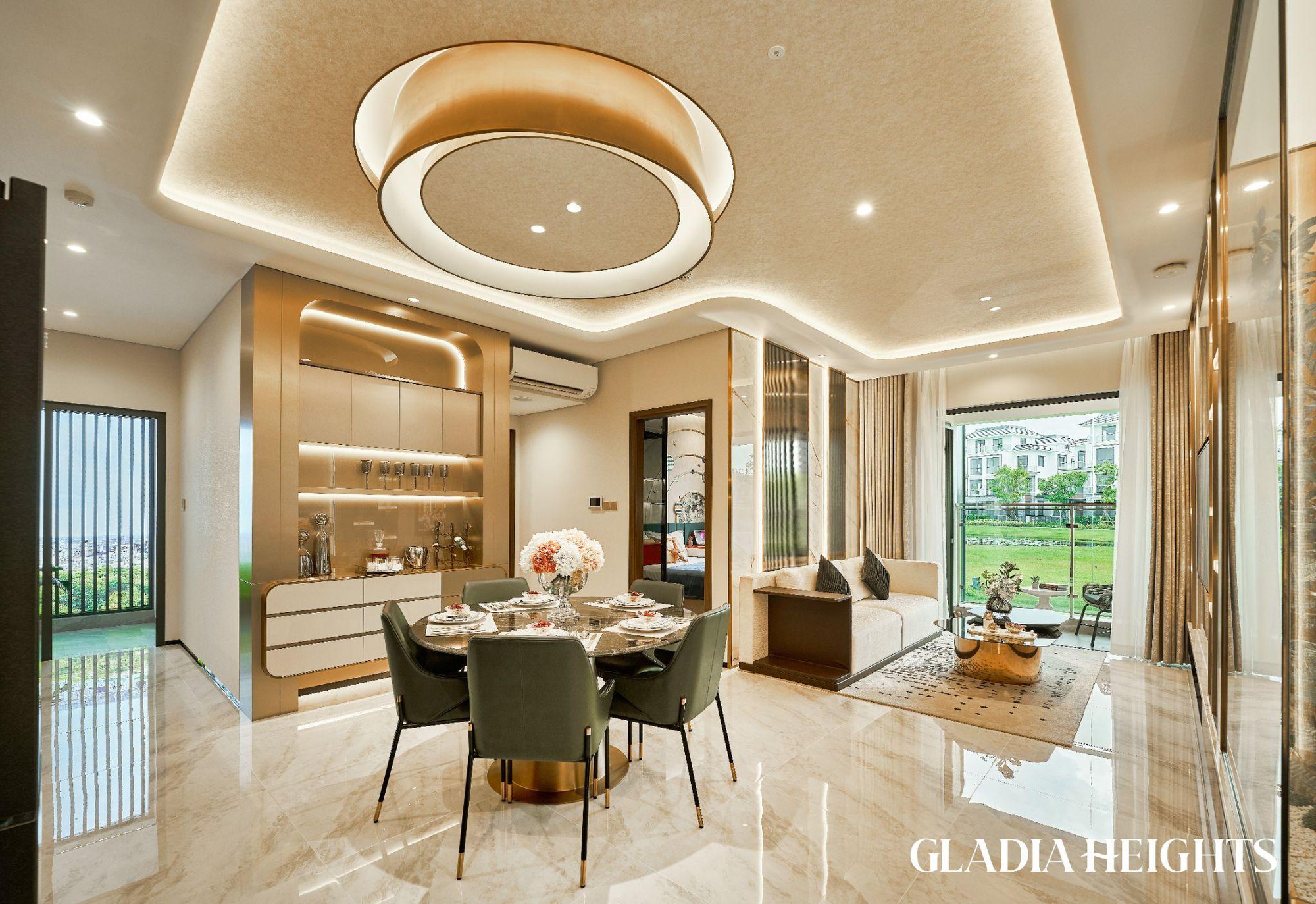 Phòng khách và bàn ăn căn hộ mẫu Gladia Heights với trần đèn tròn ánh vàng đồng
