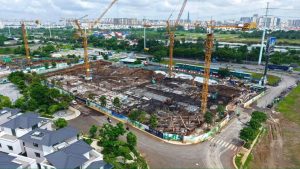 Toàn cảnh công trường Gladia Heights nhìn từ trên cao với nhiều cần cẩu tháp