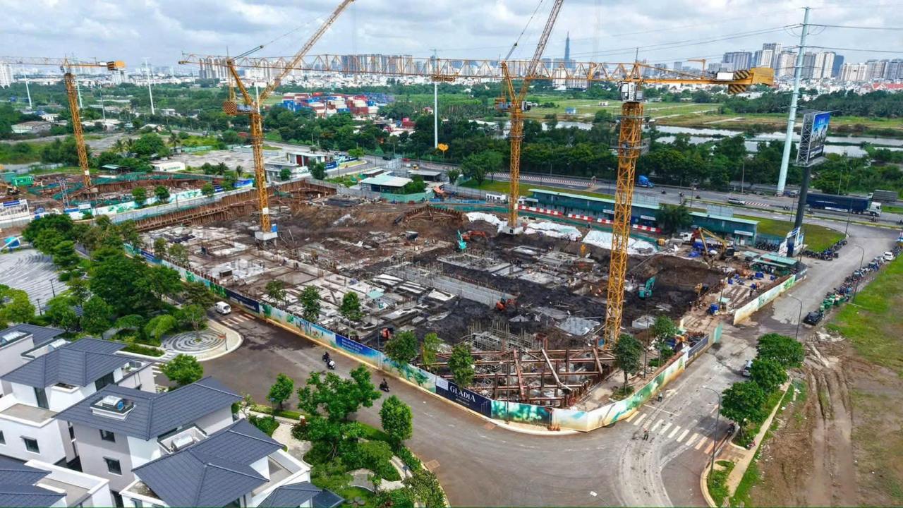 Toàn cảnh công trường Gladia Heights nhìn từ trên cao với nhiều cần cẩu tháp