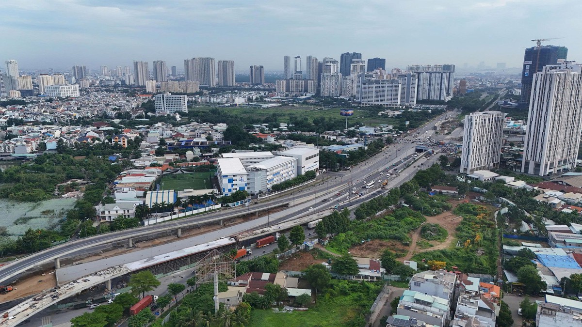 Toàn cảnh khu vực nút giao An Phú nhìn từ trên cao với cầu vượt đang thi công