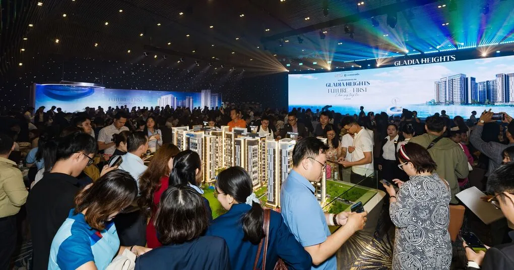 Khách hàng tham quan sa bàn dự án Gladia Heights Khang Điền trong sự kiện mở bán