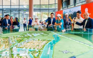 Khách tham quan xem mô hình khu đô thị Waterpoint tại sự kiện Nam Long