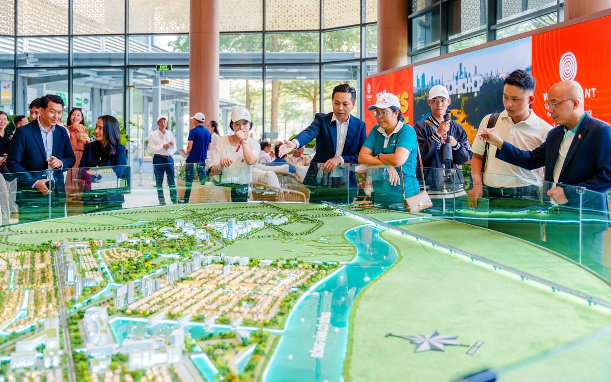 Khách tham quan xem mô hình khu đô thị Waterpoint tại sự kiện Nam Long