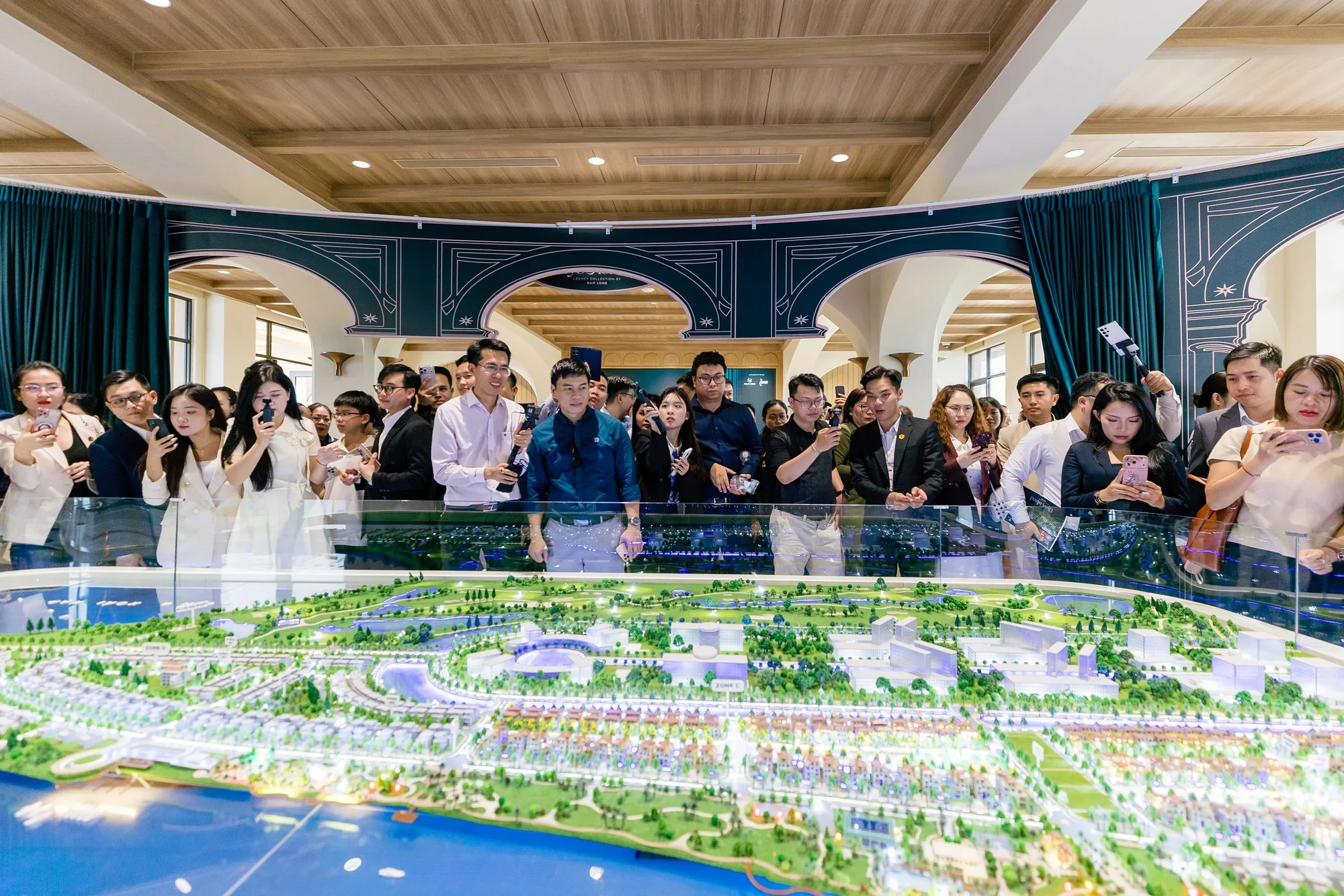 Đông đảo khách hàng tìm hiểu mô hình dự án tại triển lãm Nam Long Experience 2026