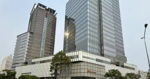 Tòa tháp gắn logo Keppel bên cạnh khu phức hợp thương mại Saigon Centre tại TP.HCM