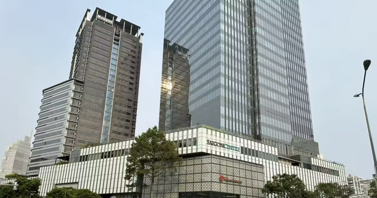 Tòa tháp gắn logo Keppel bên cạnh khu phức hợp thương mại Saigon Centre tại TP.HCM
