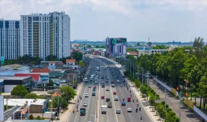 Tuyến đường quốc lộ 13 nhìn từ trên cao với lưu lượng xe đông đúc trước thời điểm mở rộng