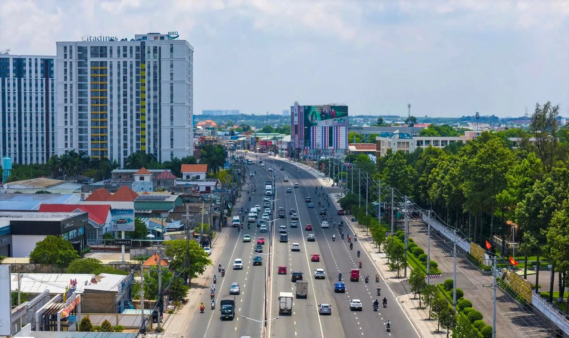 Tuyến đường quốc lộ 13 nhìn từ trên cao với lưu lượng xe đông đúc trước thời điểm mở rộng